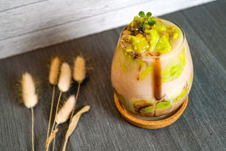 alpukat, Tak Cuma Jus, Ini 10 Olahan Alpukat dari Puding hingga Es Krim, 1. Puding alpukat, 2. Sushi timun dan alpukat, 3. Es krim alpukat, 4. Alpukat smoothie bowl, 5. Jus alpukat susu kedelai, 6. Roti alpukat