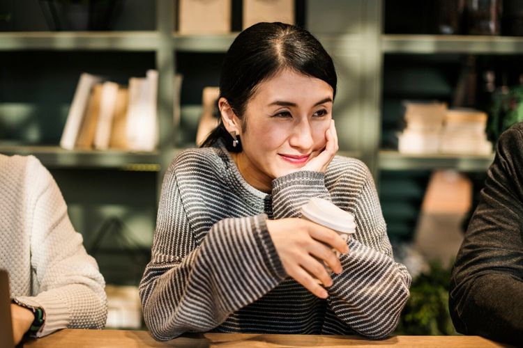 20 Pose Foto Sendiri yang Bikin Feed Instagram Makin Keren, 1. Pose Menyentuh Rambut, 2. Pose Menoleh ke Samping, 3. Pose Duduk Santai, 4. Pose Memegang Minuman atau Kopi, 5. Pose Jalan Santai, 6. Pose Menyentuh Wajah, 7. Pose Menatap ke Bawah, 8. Pose Bersandar di Dinding, 9. Pose Close Up Natural, 10. Pose Mengangkat Tangan ke Atas, 11. Pose Menopang Dagu, 12. Pose Bermain dengan Outfit, 13. Pose Mirror Selfie, 14. Pose Duduk di Tangga, 15. Pose Jalan Membelakangi Kamera, 16. Pose Memegang Tas atau Aksesori, 17. Pose Berdiri Menyilangkan Kaki, 18. Pose Golden Hour, 19. Pose Duduk Sambil Menatap Kamera, 20. Pose Senyum Natural