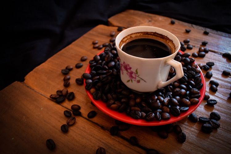 biji kopi, Mengenal Perbedaan Biji Kopi Arabika, Robusta, Liberika, dan Excelsa, 1. Arabika, kopi dengan rasa kompleks dan aromatik, 2. Robusta, kafein lebih tinggi dan tahan hama, 3. Liberika, biji besar dengan rasa kuat, 4. Excelsa, kopi unik yang berpotensi besar