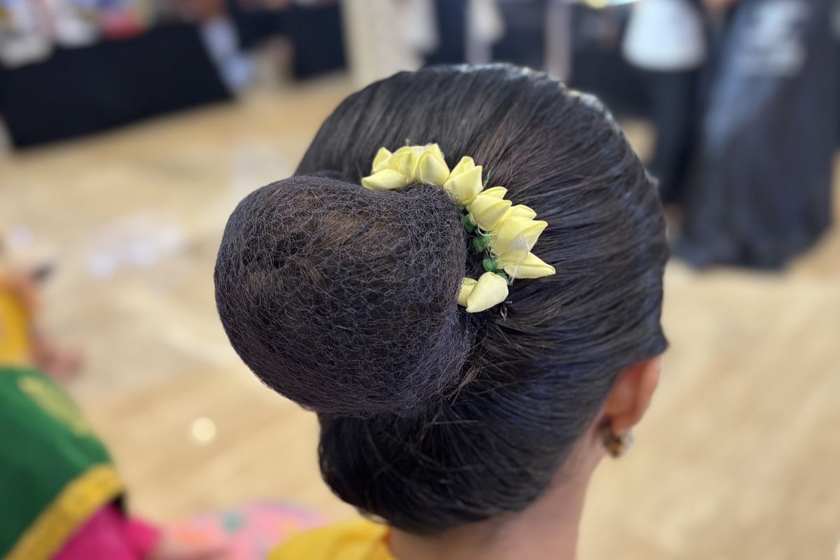 konde cepol, konde cepol Betawi, Cara Mudah Membuat Konde Cepol Khas Betawi, Tak Perlu Banyak Alat, Mulai dengan alat sederhana, Langkah awal, mengunci rambut, Memasang cepol dan hair nail, Pakem belakang konde Betawi, cocor bebek, Pakem depan, samping, dan ronce melati