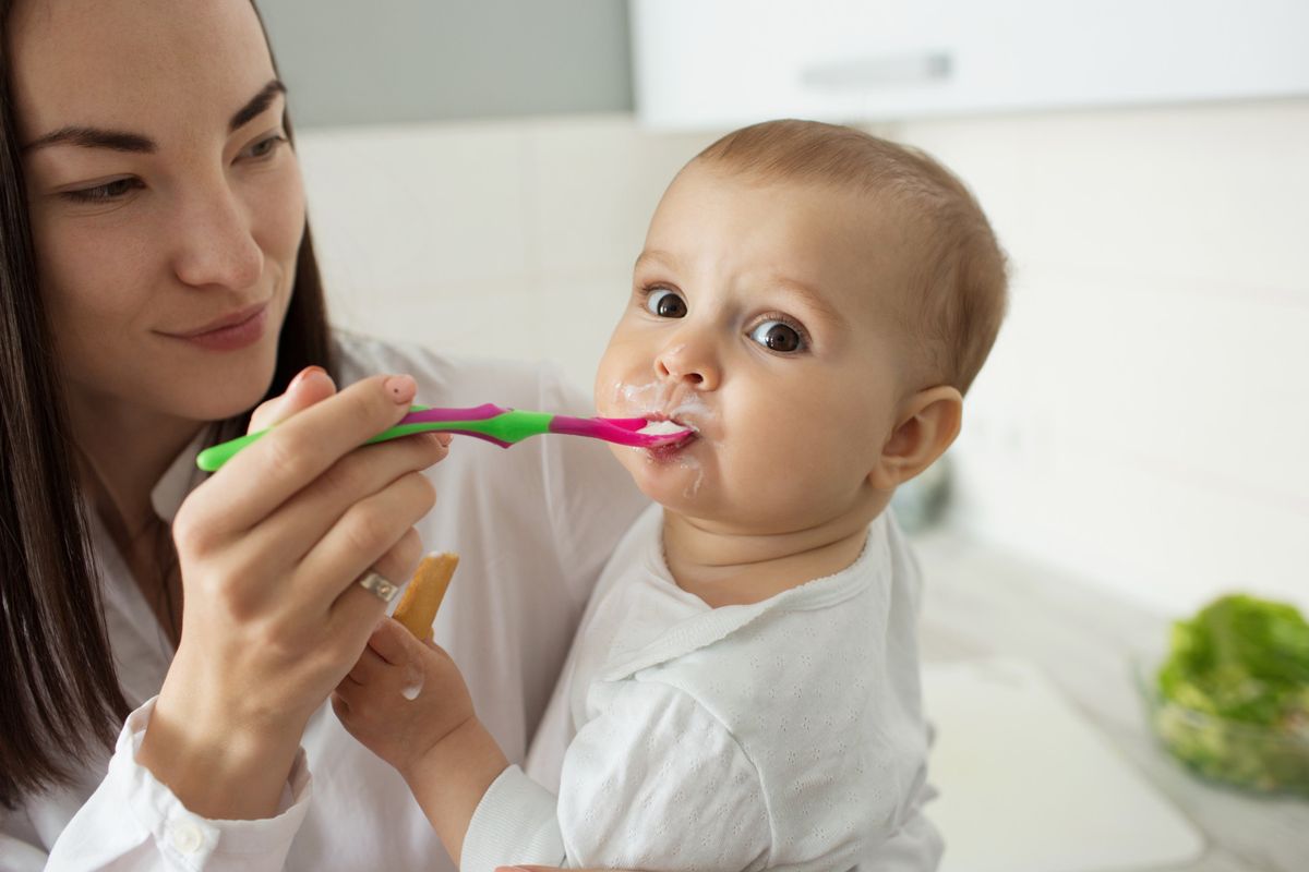 Cegah Bayi Jadi Picky Eater Sejak Pemberian MPASI, 1. Mengenalkan ragam rasa, tekstur, dan variasi, 2. Mengubah aturan baku menu dan waktu makan, 3. Fokus pada eksplorasi tanpa paksaan, 4. Membiarkan anak makan berantakan, 5. Memprioritaskan buah dan sayur sejak awal, 6. Menciptakan suasana makan yang positif