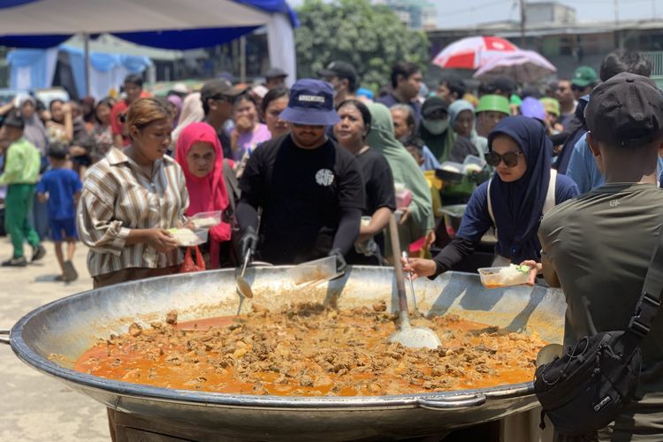masak besar bobon santoso di jakarta utara, aktivitas masak paragon corp, kuali merah putih bobon santoso, Bobon Santoso Masak Besar 1.500 Porsi Kalio Ayam di Jakarta Utara