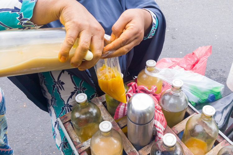 beras kencur, Jamu beras kencur, viral, resep beras kencur, cara membuat beras kencur, Beras kencur, jamu beras kencur, bahan beras kencur, party jamu, Lagi Viral Party Jamu, Ini Cara Bikin Beras Kencur di Rumah Pakai Bahan Simpel!