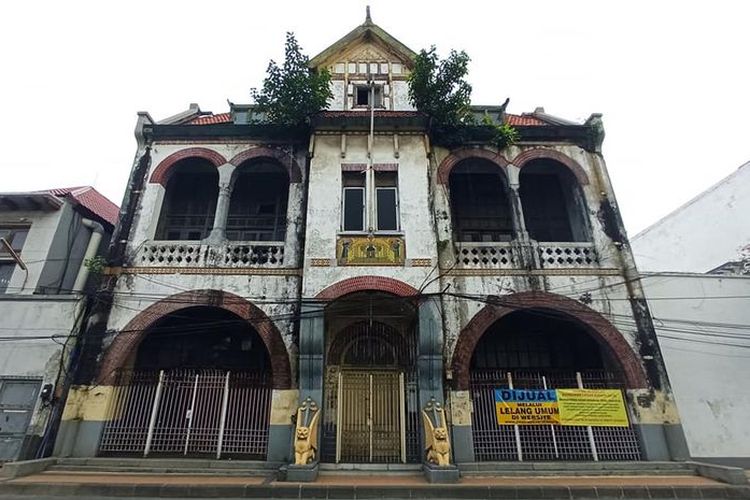 Surabaya, sejarah kota surabaya, sejarah surabaya, asal usul surabaya, asal nama surabaya, dari mana asal nama surabaya, legenda asal usul nama surabaya, hujunggaluh, miots ikan dan buaya, Cura bhaya, mitos cura bhaya, Kenapa Disebut Surabaya? Mitos Cura-Bhaya Jadi Awalnya, Dari Curabhaya hingga Suro ing Boyo, Surabaya dan Hujunggaluh yang Hilang dari Catatan, Antara Fakta Sejarah dan Pengaruh Mitos, Polemik Junggaluh, Sugalu, dan Suyalu, Dari Pelabuhan Majapahit hingga Kota Pahlawan, “Berani Menghadapi Bahaya”