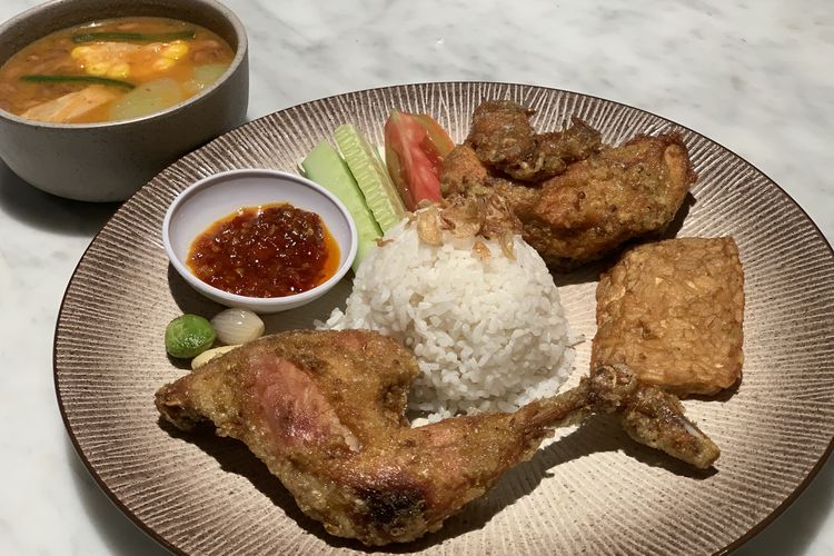 makanan favorit nicholas saputra, harga ayam goreng favorit nicholas saputra, ayam goreng favorit nicholas saputra, resto ayam goreng favorit nicholas saputra di cipete, review ayam goreng favorit nicholas saputra, Mencoba Ayam Goreng Favorit Nicholas Saputra di Cipete, Begini Rasanya
