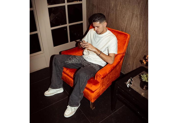 Timnas Indonesia, Justin Hubner, Gaya Justin Hubner, Louis Vuitton, justin hubner, gaya justin hubner, busana justin hubner, gaya andalan justin hubner, outfit justin hubner, 5 Gaya Justin Hubner, Inspirasi untuk Hangout dan Dinner, 1. Smart casual, 2. White t-shirt, 3. Washed jeans, 4. Streetwear casual dengan crossbody bag, 5. All black