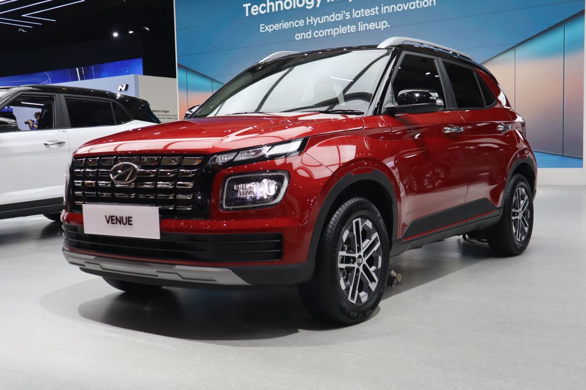 Hyundai Venue, Strategi Produk Terbatas, SUV kompak, penjualan menurun, strategi produk terbatas, Evaluasi Penjualan Hyundai Venue di Pasar SUV Ringkas Indonesia, Kesulitan Penjualan Venue di Pasar SUV Ringkas, Strategi Produk Terbatas Menjadi Penyebab Rendahnya Penjualan, Venue Tak Hadir di GIIAS 2025, Venue Masih Dalam Proses Penjajakan Pasar, Persaingan yang Makin Ketat