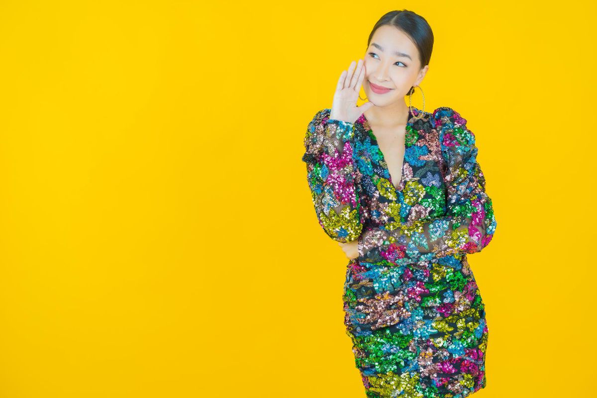 motif, Hindari 5 Motif Baju Ini Jika Tak Ingin Terlihat Lebih Tua, Termasuk Motif Bunga, 1. Motif abstrak dengan bentuk terlalu ramai, 2. Motif ditsy atau bunga kecil yang ramai, 3. Motif geometris yang terlalu kontras, 4. Motif bunga besar bergaya vintage, 5. Motif baroque 