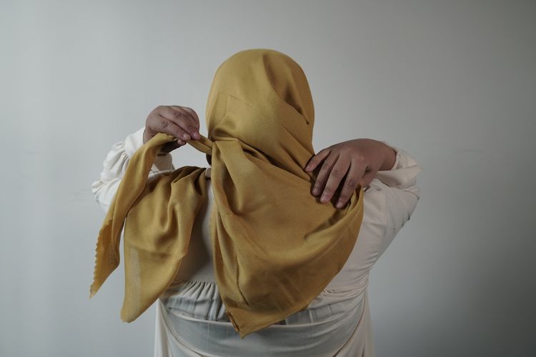 tutorial hijab segi empat, Idul Adha, Idul Adha 2025, Tutorial hijab segi empat, idul adha, idul adha 2025, tutorial hijab idul adha, tutorial hijab simpel, tutorial pakai hijab simple, tutorial hijab untuk wajah bulat dan tembem, tutorial hijab muka bulat, tutorial hijab wajah bulat, Cukup 1 Peniti, Ini Tutorial Hijab Segi Empat untuk Idul Adha 2025