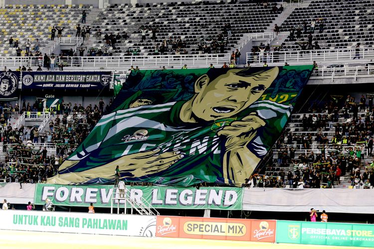 Berita Foto, Bejo Sugiantoro, Persebaya Vs Persib, Persebaya Surabaya vs Persib Bandung, Persebaya, Liga 1 2024-2025, Persebaya Gelar Penghormatan Terakhir untuk Bejo Sugiantoro, Momen Haru di GBT