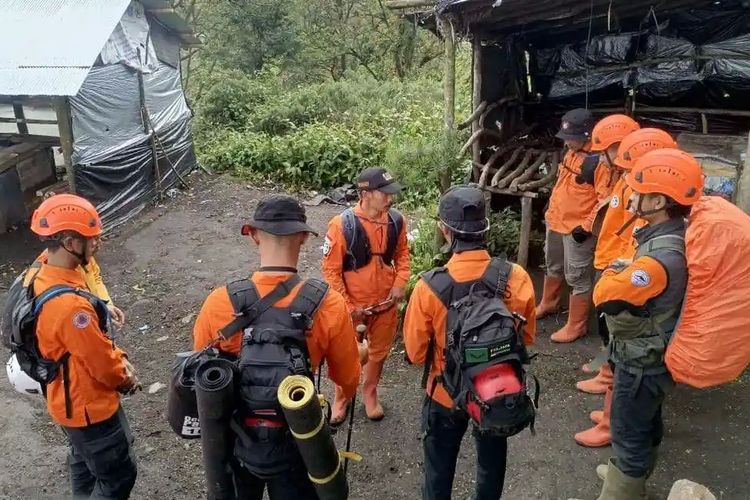 Syafiq ditemukan, Gunung Slamet, Kronologi Hilangnya Syafiq Ali di Gunung Slamet Hingga Ditemukan Meninggal di Lereng Puncak Sebelah Selatan, Awal Pendakian hingga Syafiq Ali Dilaporkan Hilang, Himawan, Rekan Pendakian Ditemukan Selamat, Informasi Pendaki Lain Ungkap Jejak Terakhir Syafiq, Operasi SAR Dilakukan untuk Mencari Korban, Syafiq Ali Belum Ditemukan Saat Operasi SAR Resmi Ditutup, Relawan Lanjutkan Pencarian Secara Mandiri, Kabar Hoaks Sempat Beredar, Informasi Temuan Ditepis, Syafiq Ali Ditemukan di Lereng Puncak Selatan