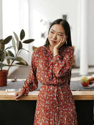 Valentine, Hari Valentine, Tak Harus Pink, Ini 7 Dresscode Valentine yang Bisa Kamu Coba, 1. Elegan dengan warna putih, 2. Chic dengan warna hitam, 3. Tampil manis dengan warna pastel, 4. Bold dengan warna burgundy atau emerald, 5. Earth tone yang hangat, 6. Sentuhan floral yang romantis, 7. Monokrom minimalis