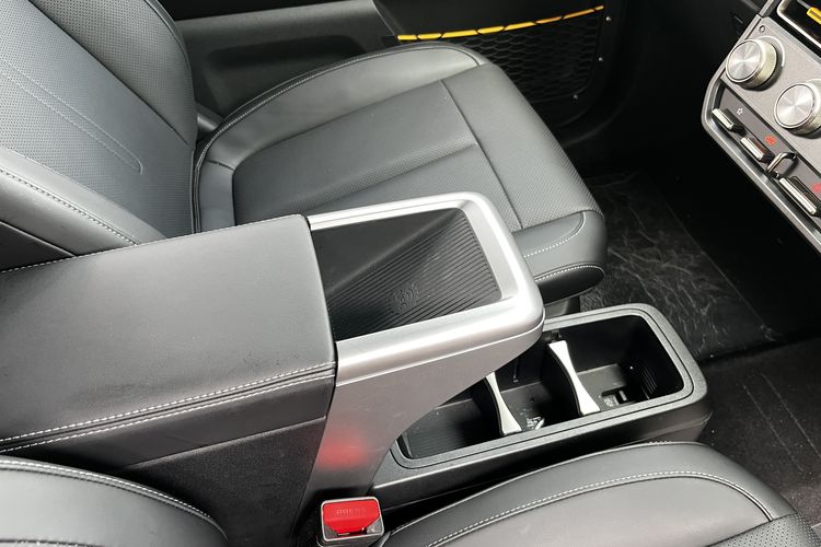 iCar, iCar V23, mobil, Bedah Interior iCar V23, Serba Fungsional