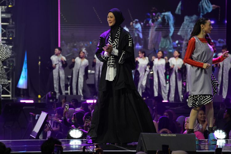 Paula Verhoeven, TGC Jakarta 2025, Tities Sapoetra, TS The Label, Gaya Paula Verhoeven, Gaya Hijab Paula Verhoeven, tgc jakarta 2025, hijab paula verhoeven, gaya paula verhoeven, ts the label, Gaya Paula Verhoeven Pakai Outfit Hitam-Putih di TGC Jakarta 2025