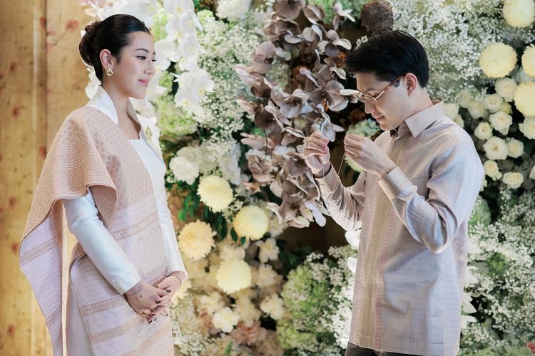 inspirasi lamaran, teuku rassya pacar, teuku rassya dan cleantha islan, cleantha islan dan teuku rassya, cleantha islan, 7 Gaya Lamaran Teuku Rassya dan Cleantha Islan, Serasi Nuansa Pastel, 1. Nuansa pastel yang lembut dan menenangkan, 2. Cleantha tampil anggun dalam kebaya modern, 3. Sentuhan ulos, 4. Teuku Rassya dengan kemeja tenun bernuansa senada, 5. Perpaduan bahan satin dan songket, 6. Aksesori minimalis, fokus pada kesan elegan, 7. Tata rambut dan makeup