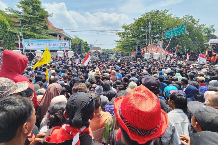 Pati, bupati pati, bupati pati sudewo, Sudewo, demo pati, Bupati Sudewo, Bupati Pati Sudewo Bantah Terima Suap Rp 3 M, Tetap Bertahan meski Didemo Warga