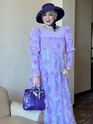 Deretan Gaun yang Serba Senada Sarifah Suraidah Istri Gubernur Kaltim, 1. Abaya hijau emerald dengan detail etnik, 2. Gaun ungu pastel, 3. Gaun nuansa emas, 4. Gaun putih transparan berlapis, 5. Setelan ungu kotak-kotak