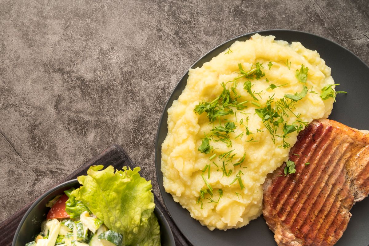 mashed potatoes, kentang tumbuk, Mashed potatoes, mashed potatoes adalah, 6 Kesalahan Ini Bikin Mashed Potatoes Kurang Lezat, 1. Memotong kentang dengan ukuran tidak merata, 2. Tidak memberi garam pada air rebusan, 3. Menghaluskan kentang dalam keadaan dingin, 4. Menggunakan blender, 5. Terlalu sedikit menambahkan cairan, 6. Takut menggunakan garam dan mentega