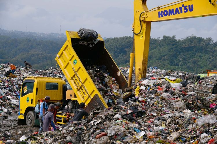 pemkot bandung, Pemprov Jabar, darurat sampah di bandung, tpa sarimukti bandung, Gara-gara Aturan Baru Pemprov Jabar, Sampah Menumpuk di Kota Bandung hingga 4.000 Ton
