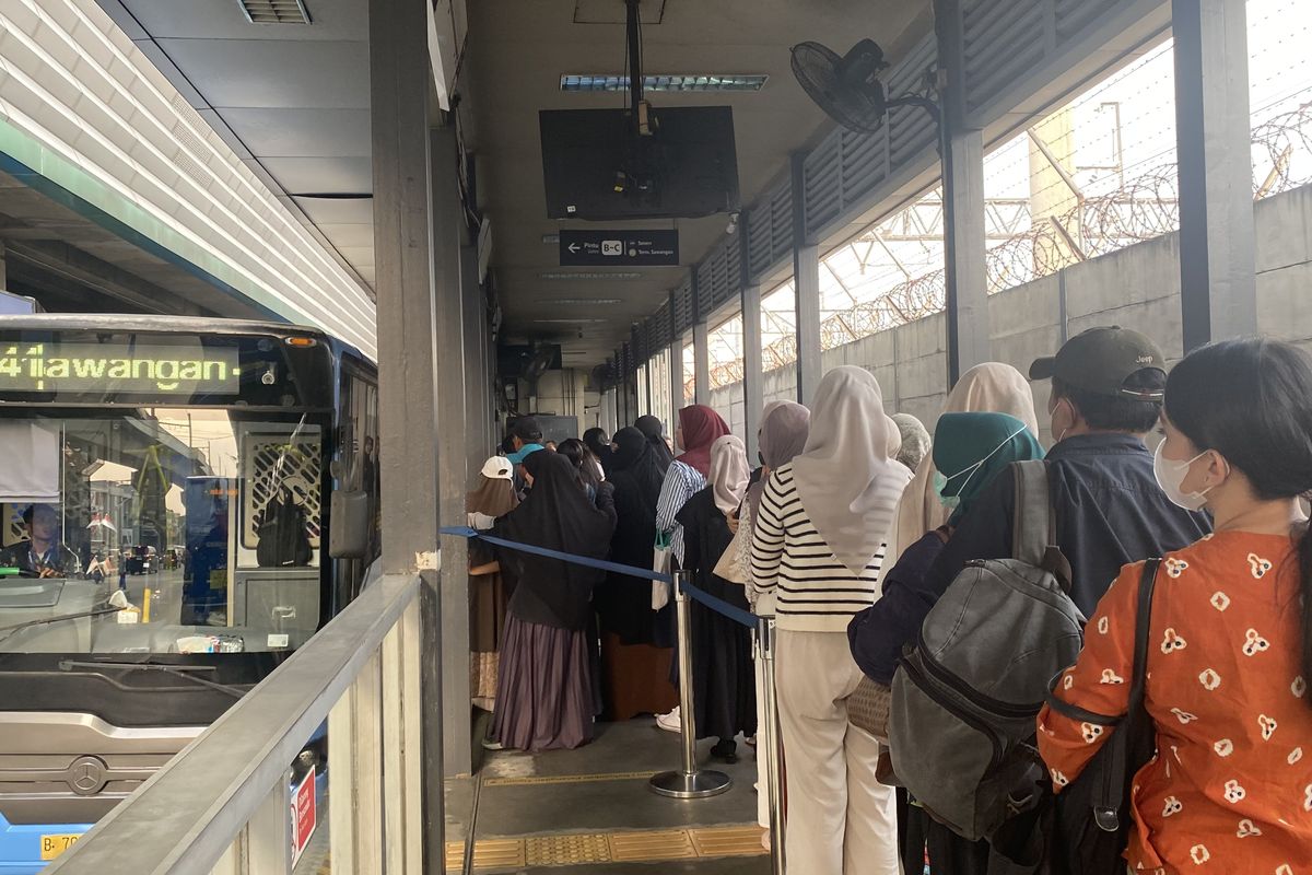 jalan tol, TransJakarta, transjakarta, Jalan Tol, busway, bus transjakarta lambat, Video Bus TransJakarta Jalan Pelan di Tol, Ini Penjelasan Pihak TJ
