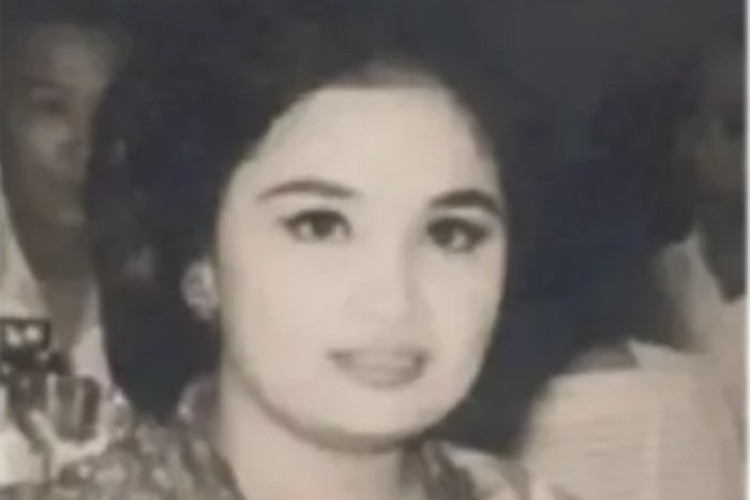 Soekarno, Bung Karno, istri soekarno, Ratna Sari Dewi, inggit ganarsih, yurike sanger, Soekarno dan 9 Istrinya, Kisah Cinta, Pernikahan, hingga Kontroversi, 1. Siti Oetari Tjokroaminoto, 2. Inggit Garnasih, 3. Fatmawati, 4. Hartini, 5. Kartini Manoppo, 6. Ratna Sari Dewi (Naoko Nemoto), 7. Haryati, 8. Yurike Sanger, 9. Heldy Djafar