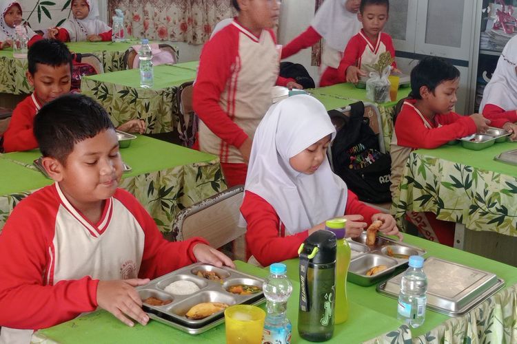 keracunan makanan, makan bergizi gratis, Program Makan Bergizi Gratis, Program MBG, kasus keracunan mbg, kasus keracunan mbg terbaru, keracunan makanan program MBG, Program MBG, Janji Pembentukan Tim Investigasi, dan 5.000 Siswa yang Keracunan, Kasus MBG di berbagai daerah, Indikator terjadinya keracunan pada program MBG, Program MBG dan wujud intervensi negara, Usulan MBG langsung dikelola pihak sekolah, Badan Gizi Nasional bentuk tim investigasi