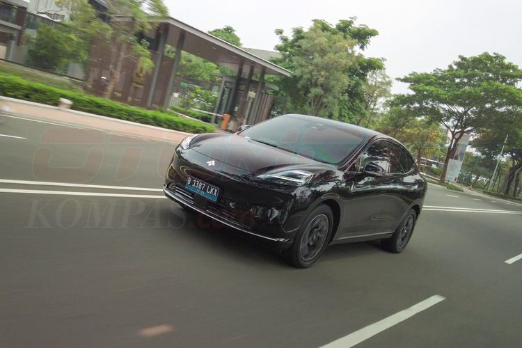 kenyamanan berkendara, Aion Hyptec HT, SUV listrik premium, fitur semi-otonom, Ulasan Aion Hyptec HT: SUV Listrik Nyaman Tapi Punya Kekurangan, Kenyamanan Berkendara, Fitur Canggih, Catatan Kekurangan, Pemasangan Home Charging, Kesimpulan