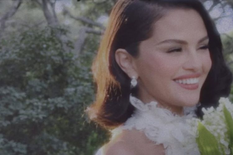 Selena Gomez, Selena Gomez menikah, Benny Blanco, Selena gomez menikah dengan benny blanco, selena gomez married, selena gomez umur berapa, selena gomez wedding date, selena gomez wedding, rambut selena gomez, gaya rambut selena gomez, Rahasia Gaya Rambut Selena Gomez Saat Menikah dengan Benny Blanco