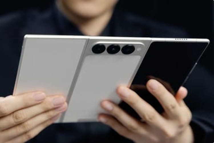 Tecno, ponsel lipat tiga, Phantom Ultimate G Fold Concept, HP lipat tiga, Ponsel lipat tiga, hp lipat tiga, Tecno Pamer HP Konsep Lipat Tiga Baru, Lipatan Seperti Huruf 