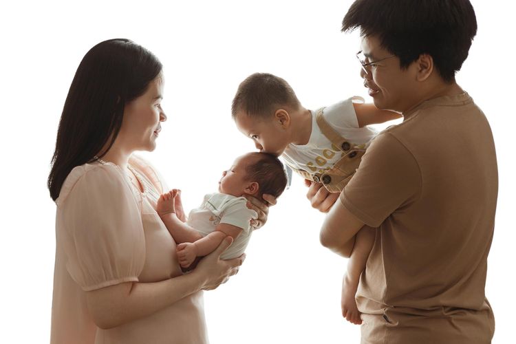psikolog anak, tips parenting anak, cara menghentikan anak berantem, cara mendorong hubungan antar anak, anak bertengkar, kenapa anak suka bertengkar, cara orangtua menghadapi kakak adik bertengkar, kakak adik bertengkar, cara mengatasi kakak adik bertengkar, Kakak Adik Sering Bertengkar? Begini Cara Orangtua Menghadapinya Menurut Psikolog, Pertengkaran itu normal, tapi bisa jadi masalah, Cara mengurangi pertengkaran antar saudara, Kapan pertengkaran menjadi sesuatu yang lebih serius?, Pentingnya hubungan baik saudara kandung