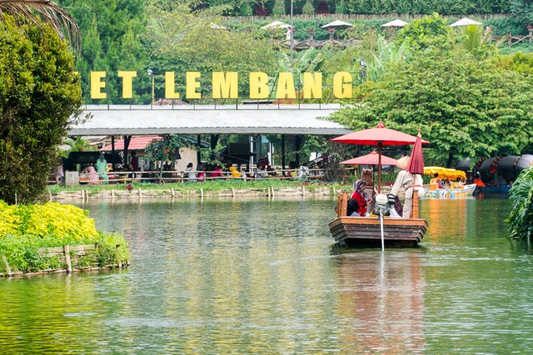 Bandung, Long Weekend Imlek 2026, Ini 7 Wisata Ramah Keluarga di Bandung, 1. Lembang Park &amp; Zoo, 2. Taman Hutan Raya Ir. H. Djuanda, 3. The Great Asia Africa Lembang, 4. The Lodge Maribaya, 5. Floating Market Lembang, 6. Glamping Lakeside Rancabali, 7. Orchid Forest Cikole