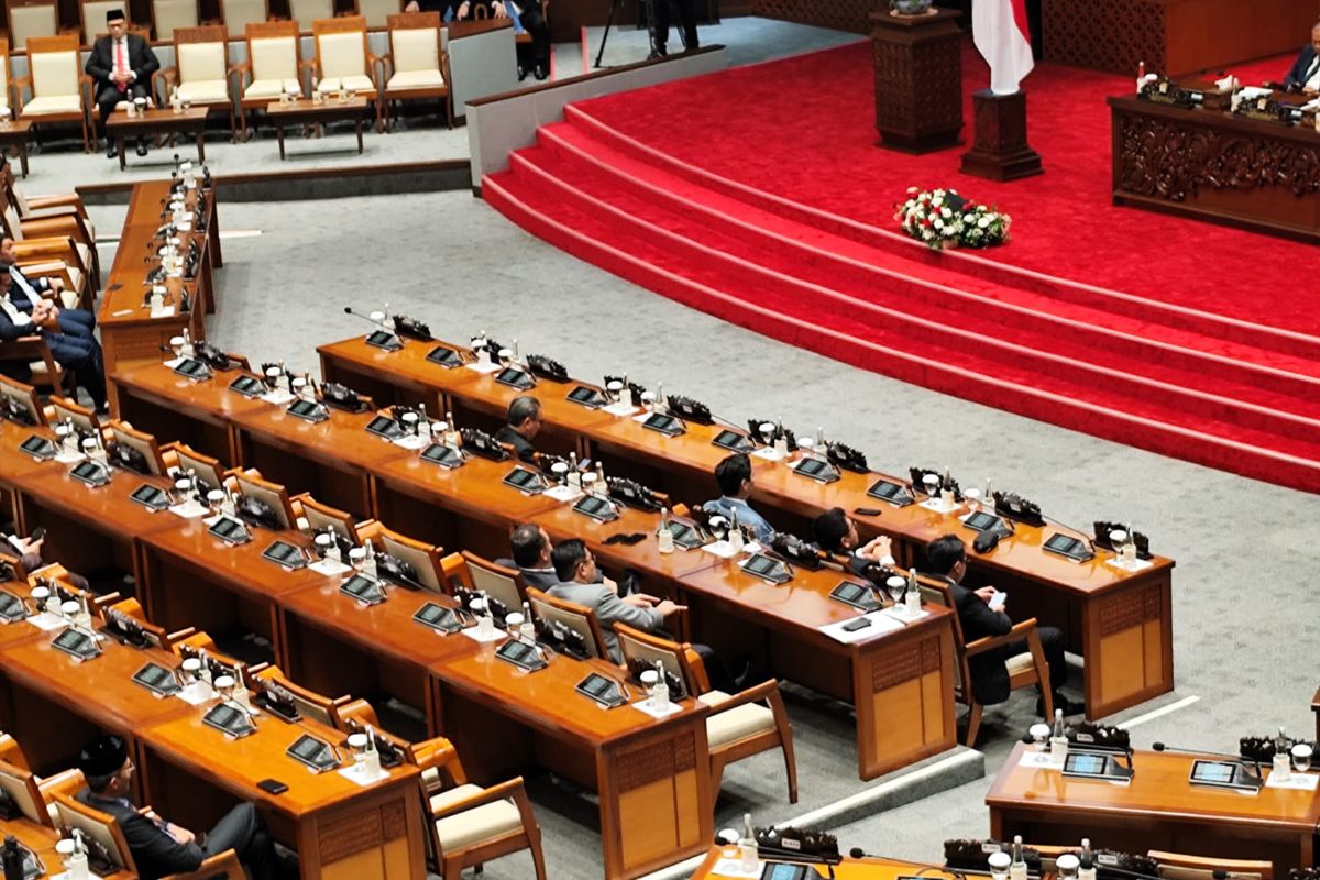 rapat paripurna, Puan Maharani, Rapat Paripurna, DPR RI, puan maharani, rapat dpr, Anggota DPR Izin tapi Dianggap Hadir Rapat Paripurna, Pengamat: Itu Logika Sesat, Lucius: DPR Rusak Makna Bahasa Indonesia, Hanya 71 Anggota Hadir, Tapi Rapat Tetap Jalan, Formappi Sebut Manajemen Sidang DPR Amburadul, Fenomena Berulang Tanpa Evaluasi