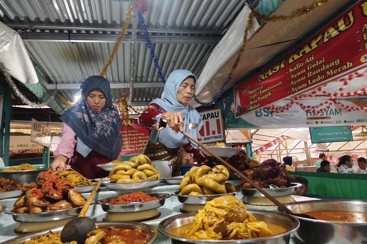 wisata bukittinggi, wisata kuliner bukittinggi, los lambuang bukittinggi, tempat kuliner di bukittinggi, rekomendasi kuliner bukittinggi, tips kulineran di los lambuang, wisata kuliner di bukittinggi, 4 Tips Wisata Kuliner di Los Lambuang Bukittinggi, Jangan Lapar Mata, 1. Datang mulai pukul 10.00 WIB, 2. Jangan "lapar mata", 3. Bawa uang tunai, 4. Makan bareng warga lokal