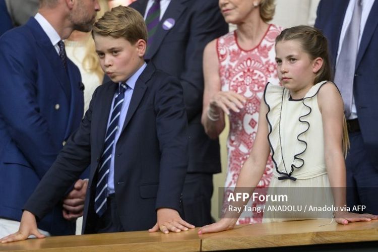 Wimbledon 2025, Kate Middleton, Pangeran William, Prince George, wimbledon 2025, princess charlotte of wales, keluarga Wales, Gaya Kompak Keluarga Prince William dan Kate Middleton di Final Wimbledon 2025, Gaya gagah Pangeran William, Kate Middleton pakai gaun biru terang, Pangeran George tampil dengan setelan jas, Putri Charlotte mengenakan gaun putih ruffle