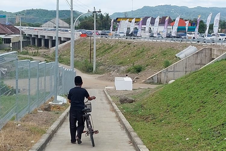 Gerbang Tol Purwomartani, Google Maps, BERITA FOTO: Ikuti Google Maps Niat Hindari Macet ke Tol Purwomartani, Pemudik Malah Masuk Jalan Persawahan, Apa yang terjadi di lapangan?, Mengapa pemudik sampai masuk area persawahan?, Bagaimana peran warga setempat?, Apa langkah yang diambil pengelola jalan tol?, Apakah ada insiden lain di sekitar lokasi?