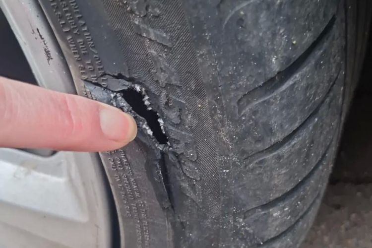 masalah mobil, 5 Masalah Mobil yang Sering Terjadi Saat Dipakai Mudik Lebaran, 1. Mesin Overheat, 2. Ban Bocor atau Pecah, 3. Aki Lemah atau Soak, 4. Rem Blong, 5. AC Mobil Tidak Dingin