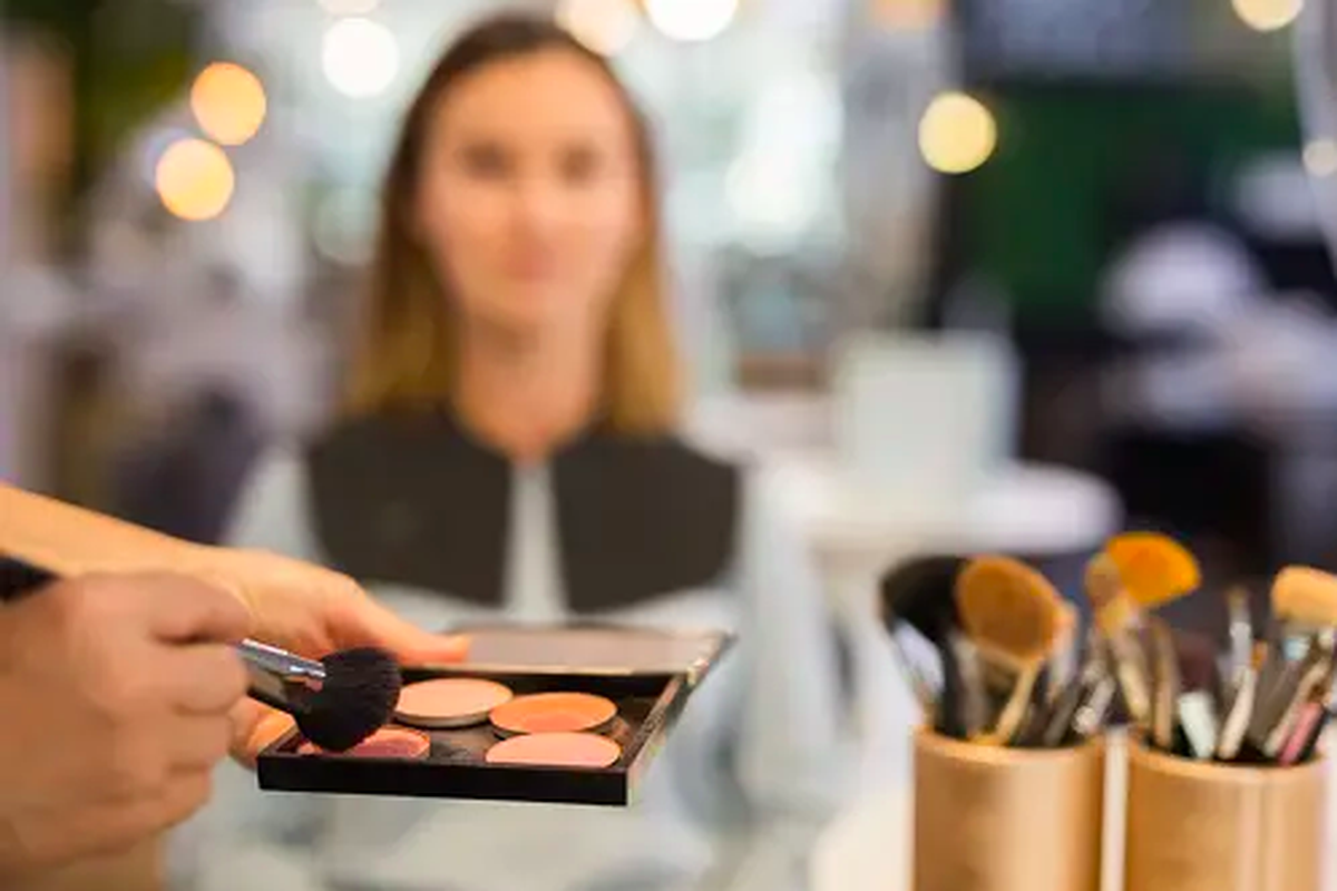 Bobbi Brown, Tips Makeup Flawless untuk Perempuan 50 Tahun ke Atas ala Bobbi Brown, 1. Mulai dari kulit yang lembab, 2. Samarkan kemerahan dengan concealer ringan, 3. Pilih foundation yang melembabkan, 4. Tambahkan glow halus agar wajah tampak segar, 5. Gunakan produk multifungsi agar tampilan lebih natural
