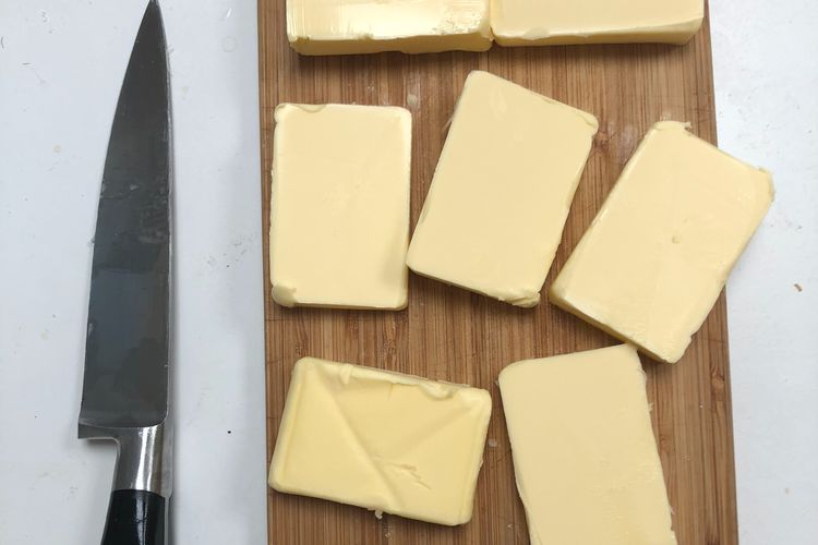 bahan pengganti mentega, margarin untuk kue, bahan kue pengganti mentega, cara membuat kue ekonomis, tips membuat kue kering renyah dan tahan lama, 5 Bahan Pengganti Mentega yang Murah, Maksimal Wangi dan Lembut, 1. Butter Oil Substitute (BOS), 2. Margarin Khusus Kue Kering, 3. Minyak Nabati, 4. Mentega Tawar Campur Susu Kental Manis, 5. Mentega Putih (Shortening)
