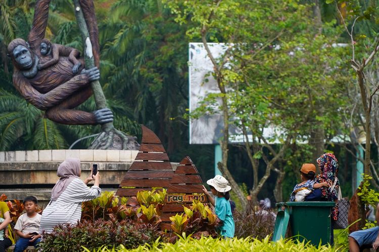 Taman Margasatwa Ragunan, Kebun Binatang Ragunan, jam buka Ragunan, tiket masuk Ragunan, jam buka ragunan, tiket Ragunan Jakcard, Cara Beli Tiket Masuk Ragunan, Apakah Harus Pakai Jakcard?, Tiket masuk per orang, Tarif parkir per hari, Pemakaian fasilitas wahana atau fauna, Tarif masuk Pusat Primata Schmutzer per orang, Tiket Children Zoo per orang