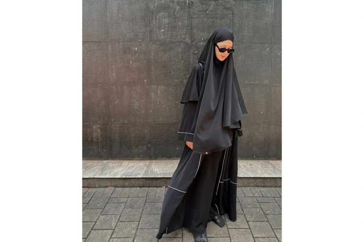 Inspirasi outfit hijab, Gaya Hijab Paula Verhoeven, ootd paula verhoeven, inspirasi outfit hijab, outfit paula verhoeven, style paula verhoeven, 5 Gaya Modest Paula Verhoeven, Elegan dan Stylish dalam Balutan Hijab, Nuansa nude, Gamis nuansa monokrom, Business casual, Earth tone, Look profesional