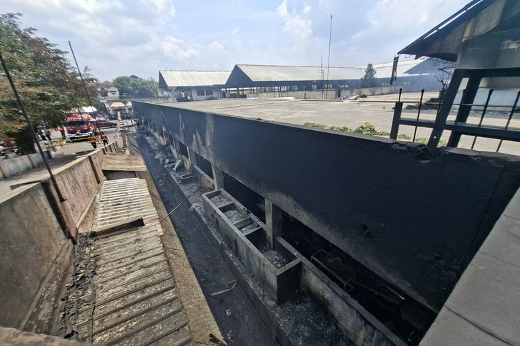 Pasar Wonogiri, Wonogiri, kebakaran pasar wonogiri, kebakaran pasar wonogiri hari ini, pasar wonogiri kebakaran, kebakaran pasar kota wonogiri, Tangis Pedagang Korban Kebakaran Pasar Kota Wonogiri, 300 Kios Terdampak, Sekitar 300 Kios Hangus Terbakar, Kepanikan Pedagang di Tengah Kobaran Api, Pemerintah Fokus pada Pemadaman dan Solusi untuk Pedagang, Titik Api Diduga Kuat dari Lantai Dua