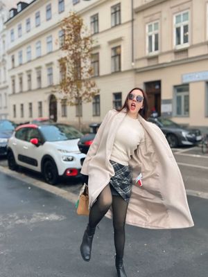 Aura Kasih, gaya Aura Kasih, 7 Gaya Aura Kasih Liburan Akhir Tahun di Jepang, Simpel dan Timeless, 1. Monokrom klasik, 2. Outfit hangat untuk jalan kaki santai, 3. Turtleneck hitam yang elegan, 4. Sentuhan feminin dengan coat panjang, 5. Gaya city stroll yang santai, 6. Kasual modern di area publik, 7. Minimalis tapi berkarakter