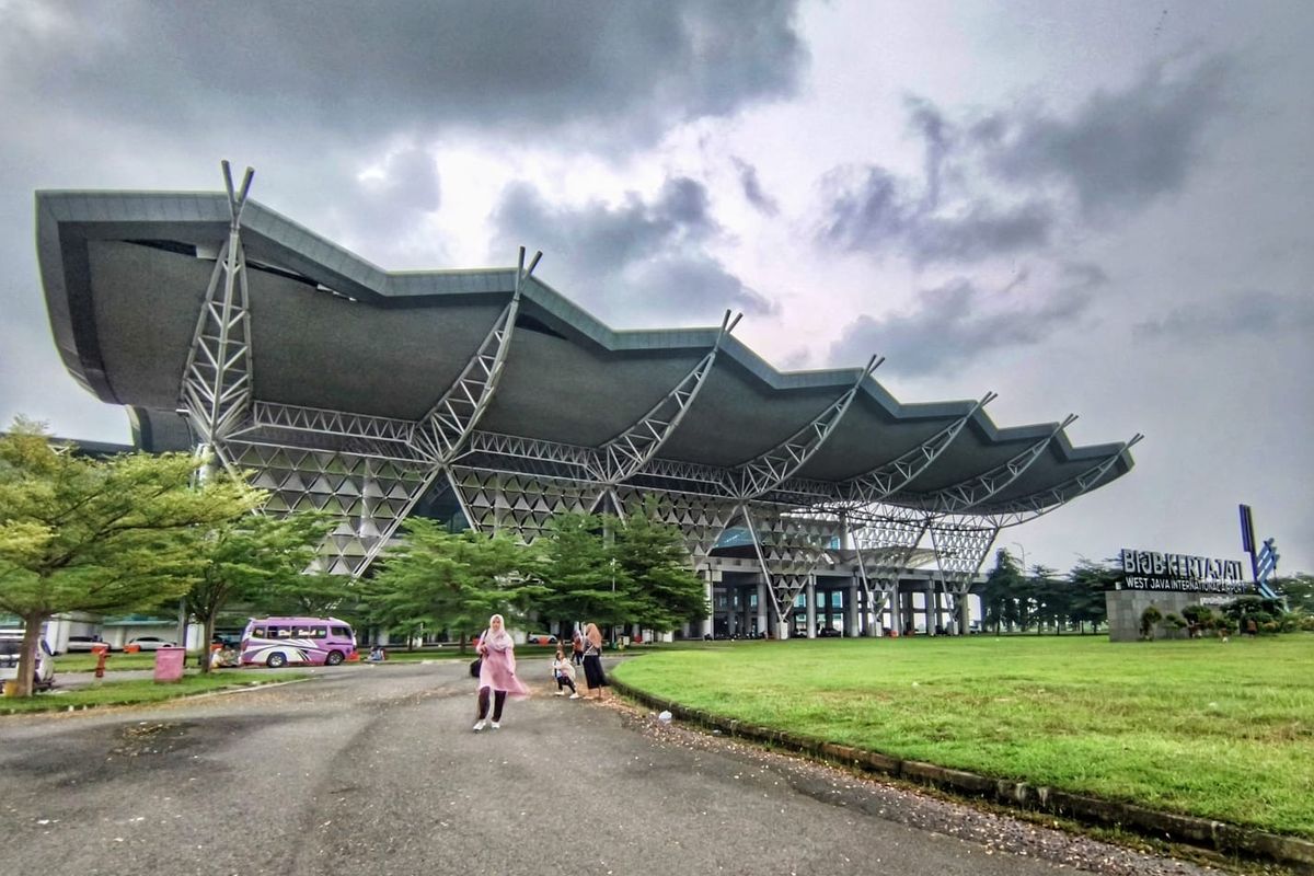 Bandara Husein Sastranegara, BIJB Kertajati, Dedi Mulyadi, Tukar Guling Saham BIJB Kertajati Disiapkan, Dedi Mulyadi Bidik Aset Bandara Husein di 2027, Mengapa Pemprov Jabar Menyiapkan Skema Swap Saham?, Apa Bentuk Kompensasi yang Dibidik Pemprov Jabar?, Bagaimana Komposisi Saham BIJB Kertajati Saat Ini?, Apa Harapan Pemprov Jika Saham Dialihkan ke Pusat?, Bagaimana Komitmen Anggaran Pemprov Jabar ke Depan?