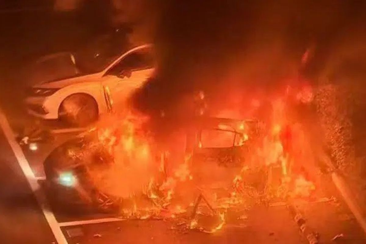 mobil listrik, Sedan MG5 Terbakar Saat Parkir di Depan Hotel di China