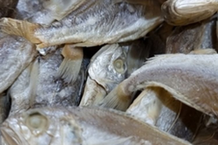 cara goreng ikan asin, cara goreng ikan asin tipis, cara goreng ikan asin pake tepung, cara goreng ikan asin kering, cara goreng ikan asin biar renyah, 9 Trik Goreng Ikan Asin Biar Tidak Keras atau Alot, Tambah 1 Bahan Ini, 1. Cuci Sebentar untuk Hilangkan Debu, 2. Tiriskan Airnya hingga Habis, 3. Balut dengan Tepung Tipis, 4. Gunakan Minyak Banyak, 5. Panaskan Minyak dengan Api Besar, 6. Masukkan dan Diamkan Dulu, 7. Balik Sekali Saja, 8. Angkat Setelah Buih Hilang, 9. Dinginkan Sebelum Disimpan