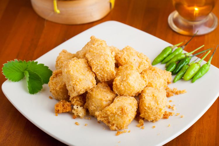 Resep Tahu Crispy, cara membuat tahu crispy, cara membuat tahu crispy dengan tepung terigu, cara membuat tahu crispy renyah dan tahan lama, tips tahu crispy tidak lembek, tahu crispy tahan lama, Tips Bikin Tahu Crispy, Tak Lembek Walau Dingin tanpa Baking Soda, 1. Tekan dan Keringkan Tahu Sebelum Dibalur Tepung, 2. Pilih Tepung Terigu Protein Sedang, 3. Campur dengan Tepung Tapioka, 4. Gunakan Air Dingin untuk Adonan, 5. Goreng dengan Teknik Deep Frying, 6. Dinginkan di Ruang Terbuka