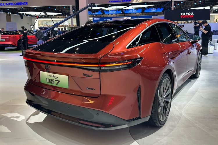 Toyota, Sedan listrik, mobil listrik, Melihat Langsung Sedan Listrik Toyota bZ7 di Beijing Auto Show 2026