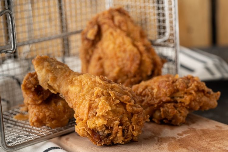 promo kemerdekaan 2025, makan hemat hut ri, promo ayam goreng, nasi ayam goreng murah, paket nasi ayam goreng, 10 Promo Ayam Goreng Spesial Kemerdekaan, Wingstop cuma Rp 17.000, 1. Richeese Factory: Combo Merdeka Rp80.000, 2. Imperial Kitchen &amp; Dimsum: Menu Spesial Rp45.000, 3. Emado’s: Paket Berkah Merdeka Rp17.800, 4. Bebek Kaleyo: Diskon 50 Persen Menu Ayam, 5. KFC: Kombo Merdeka Rp80.000, 6. Burger King: Ayam Goreng Nusantara Rp99.091, 7. Wingstop: Paket 17-an Rp17.845, 8. Solaria: Paket Merdeka di GrabFood, 9. Hisana Fried Chicken: Menu Rp17 Ribu, 10. Lawson: Diskon 17 Persen Menu Ayam, 11. McDonald’s: Paket Merdeka Drive Thru, 12. A&amp;W: Super Deals Ayam Goreng