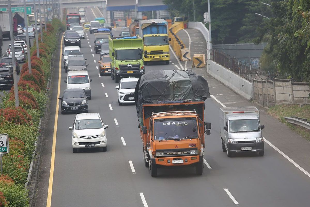 pembatasan truk, Lebaran 2026, pembatasan angkutan barang, jalan tol, Ini Daftar Tol dan Jalan Arteri yang Dilarang Dilintasi Truk saat Lebaran 2026