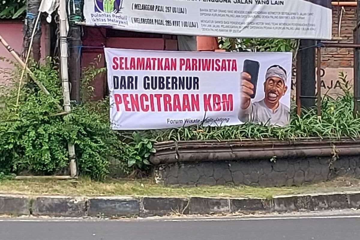 Dedi Mulyadi, gubernur jawa barat, larangan study tour, Spanduk protes, spanduk protes untuk dedi mulyadi di sleman, Dampak Larangan Study Tour Dedi Mulyadi: Pelaku Wisata Merapi Merugi, Spanduk Protes Muncul di Jogja